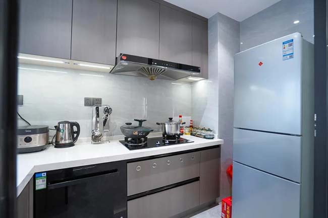 90㎡現(xiàn)代三居，舍主燈換燈帶，巧妙的色彩混搭，打造年輕有趣的生活